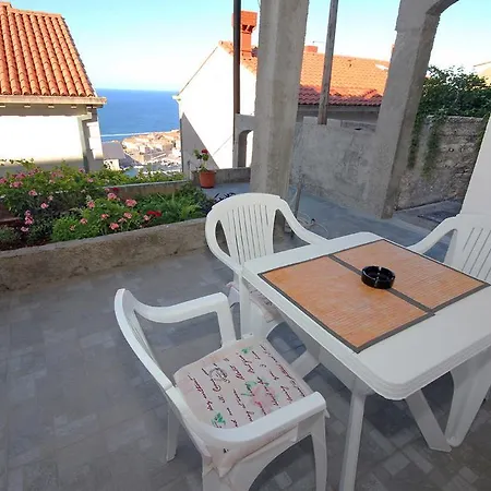 Near Old Town Apartman